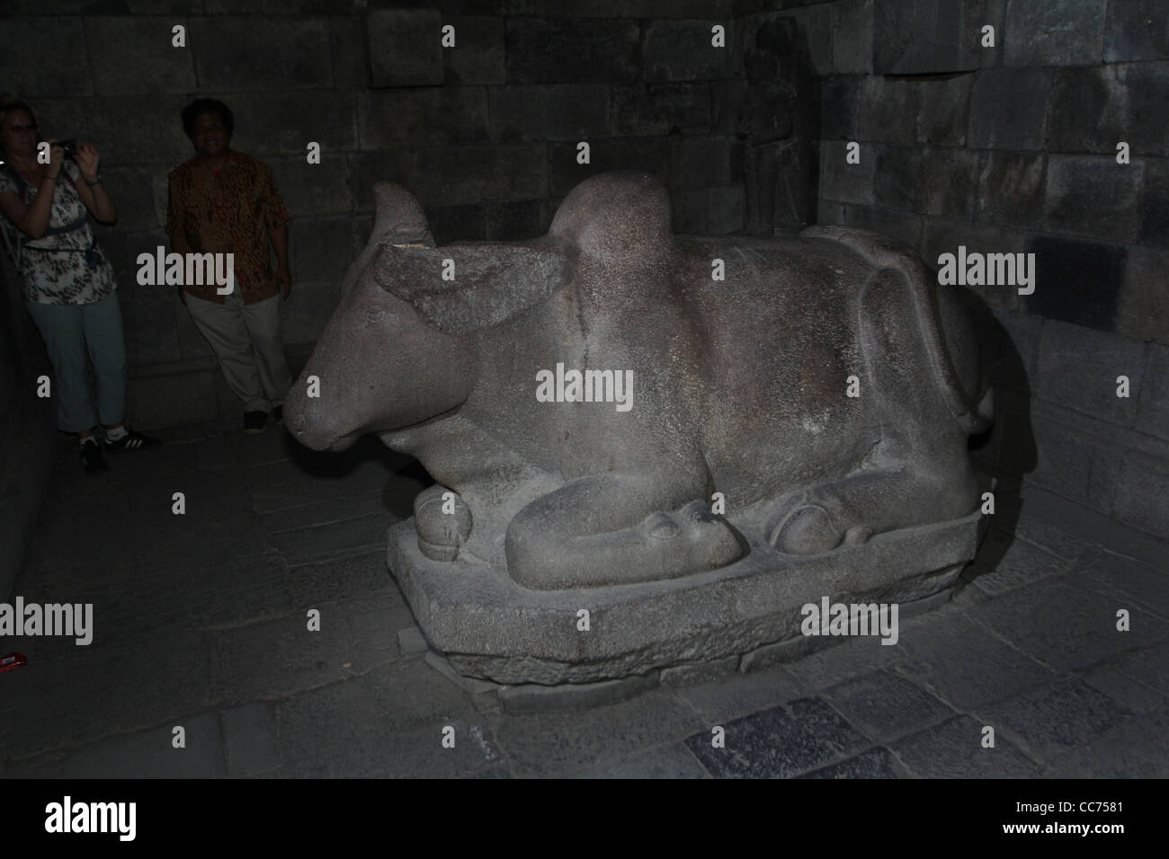 Touristes statue de vache près de temple hindou de Prambanan Central Java Indonésie Yogyakarta Banque D'Images