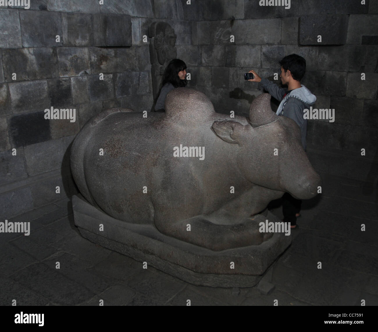 Touristes statue de vache près de temple hindou de Prambanan Central Java Indonésie Yogyakarta Banque D'Images