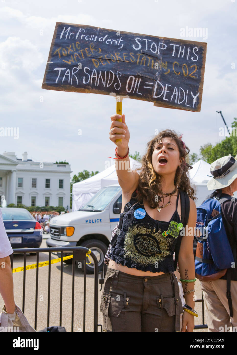 Une femelle manifestant des sables bitumineux holding up un piquet (climat de protestation, manifestant de l'environnement) - USA Banque D'Images