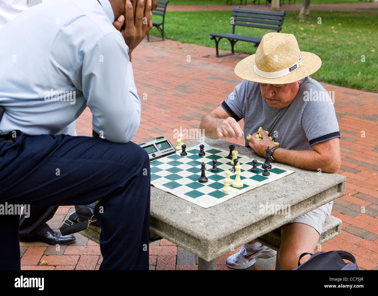 Les hommes jouant aux échecs dans un parc extérieur table - USA Banque D'Images