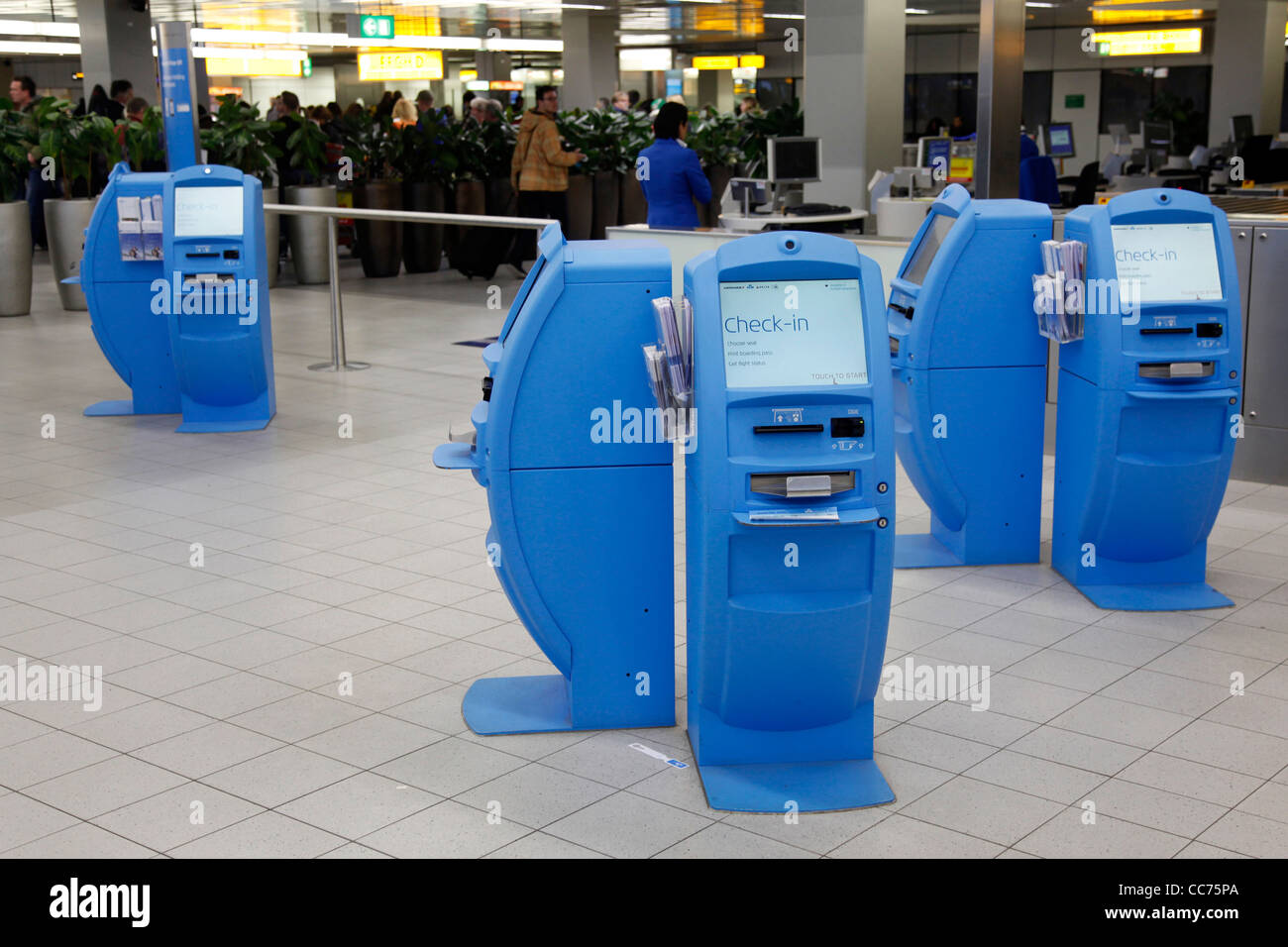 Check-in électronique sur l'aéroport de Schiphol aux Pays-Bas Banque D'Images