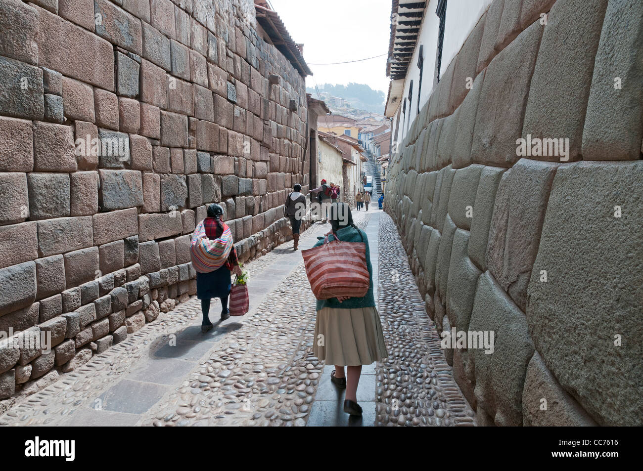 Cusco, Pérou. Dans la rue Hatun Rumiyoq ('du vieux Rock') Banque D'Images