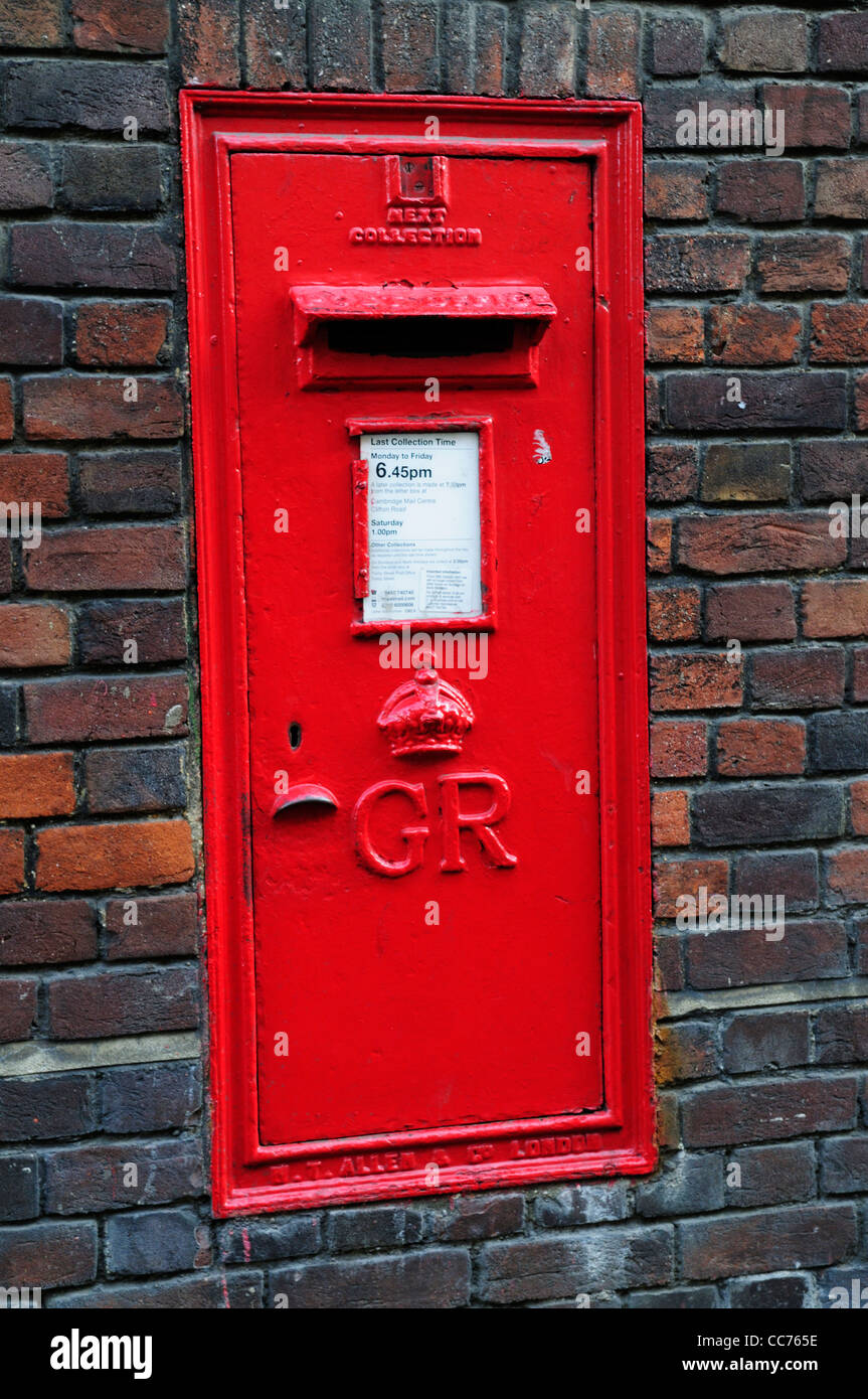 Un rouge traditionnel Post Box, Cambridge, England, UK Banque D'Images