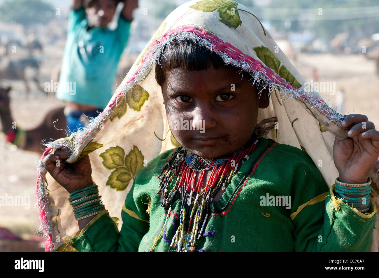 Petite fille du Rajasthan à Camel Fair, Pushkar, Rajasthan, India Banque D'Images