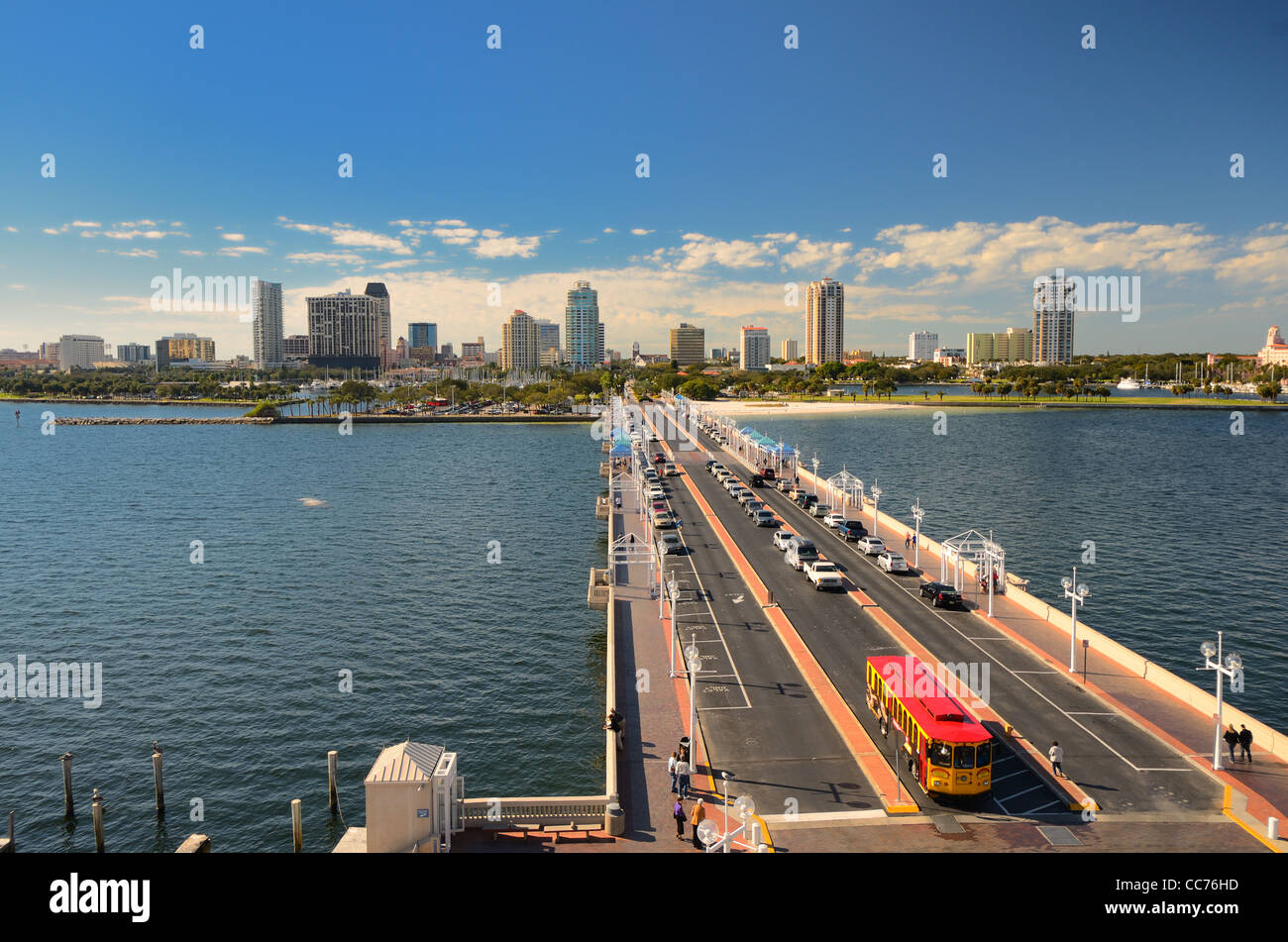 Skyline de Saint Petersburg, en Floride, à partir de la jetée Banque D'Images