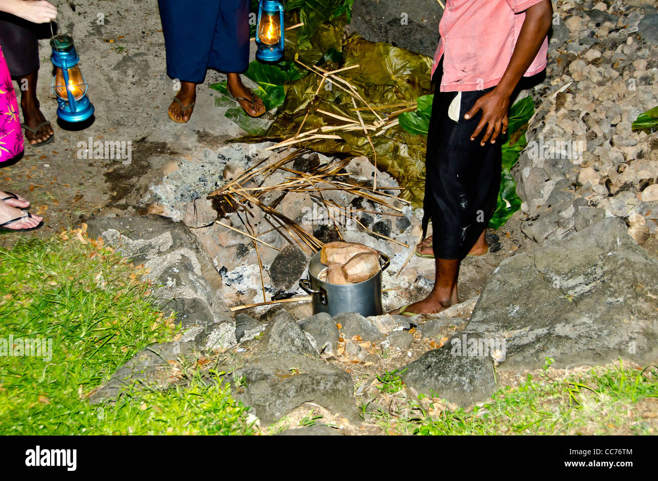 Méthode de cuisson souterraine Fidji a appelé un lovo, célèbre la culture des Mers du Sud Banque D'Images