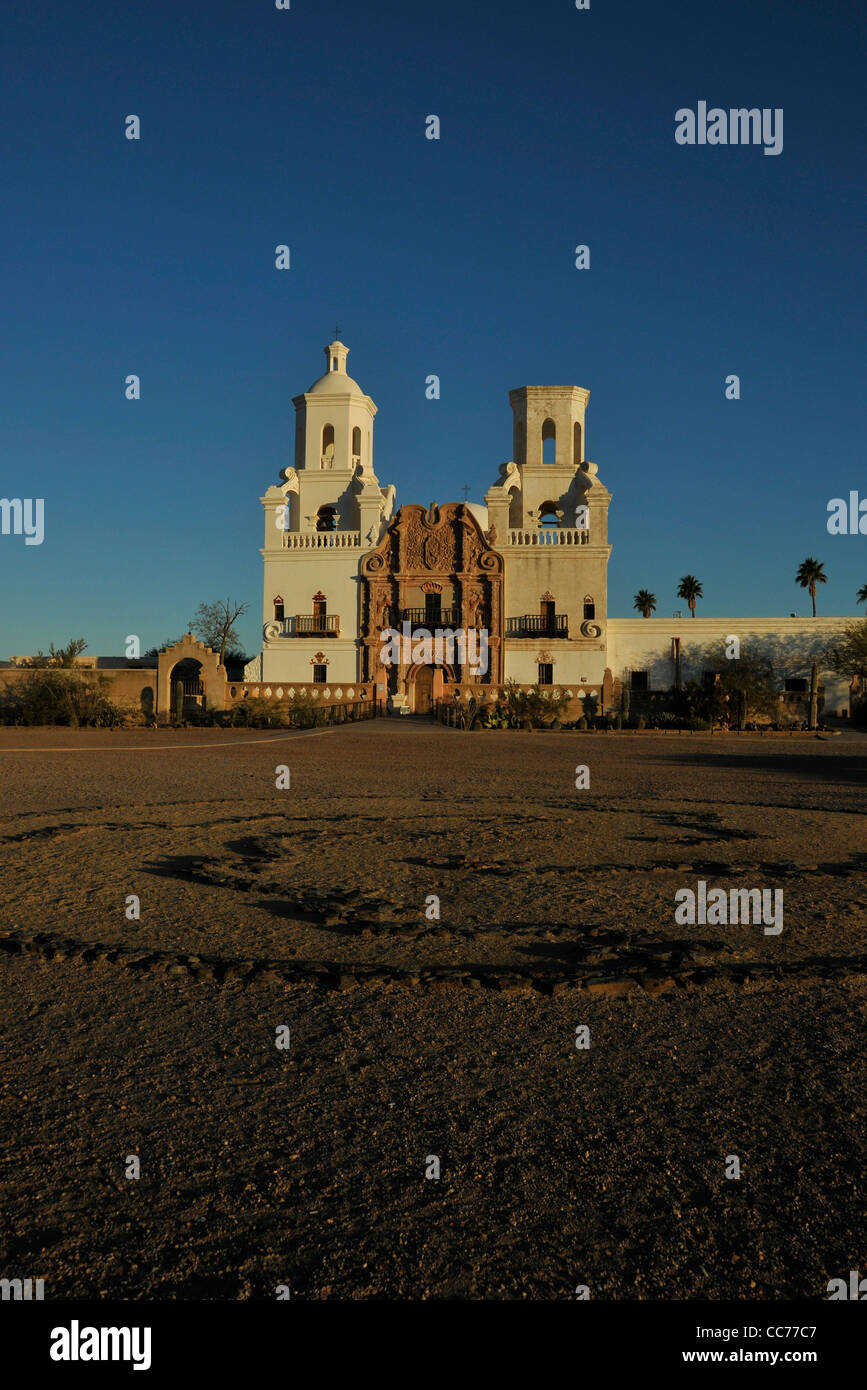 Mission San Xavier del Bac a été fondée par le père Eusebio Kino en 1692 dans ce qui est aujourd'hui Tucson, Arizona, USA. Banque D'Images