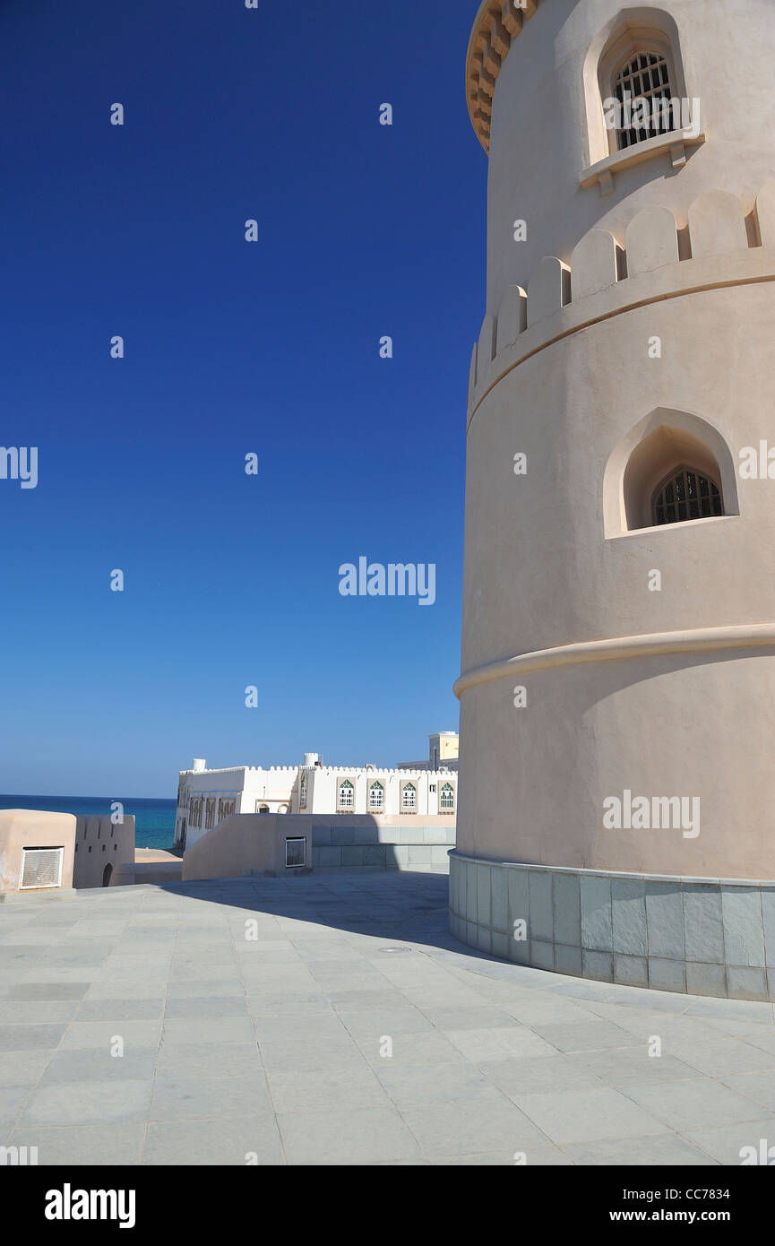 Le vieux phare dans le village blanc d'Ayjah ; Sur, Sharqiya. Oman Banque D'Images