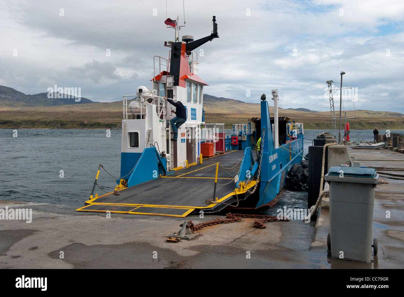 Ferry véhicule tournant entre Port Askaig Islay et l'île de Jura. Banque D'Images