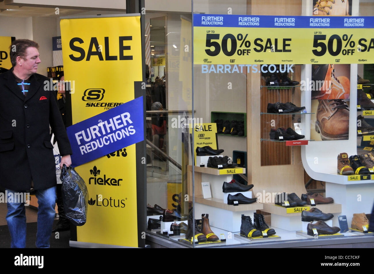 Magasin de chaussures Barratts Réductions 50 % vente magasins de chaussures en faillite Banque D'Images