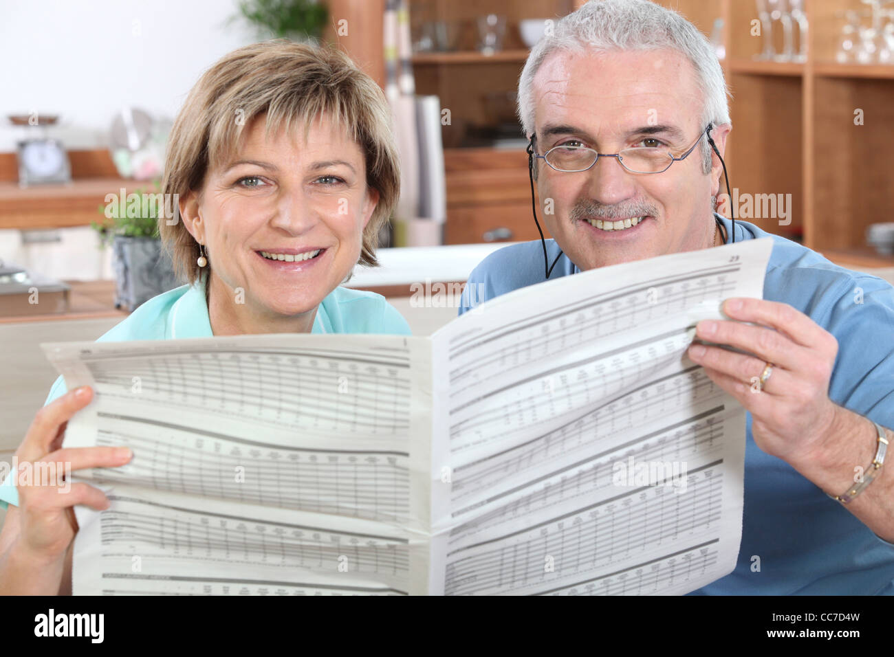 Mature couple reading a newspaper ensemble Banque D'Images