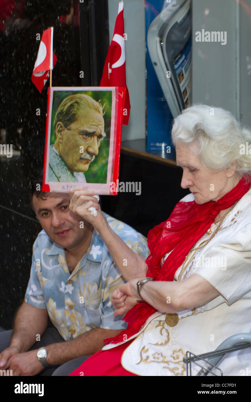 Vieille Femme affichage photo de Kemal Atatürk à la Turque 2011 Day Parade à New York City Banque D'Images