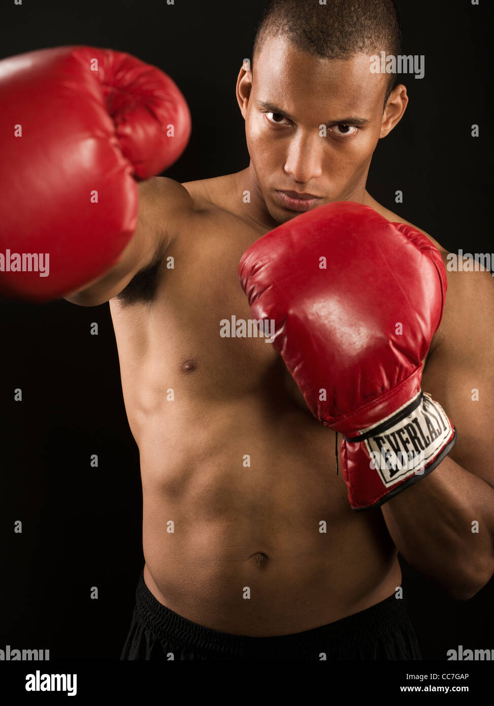 Boxer avec des gants de boxe Everlast rouge Banque D'Images