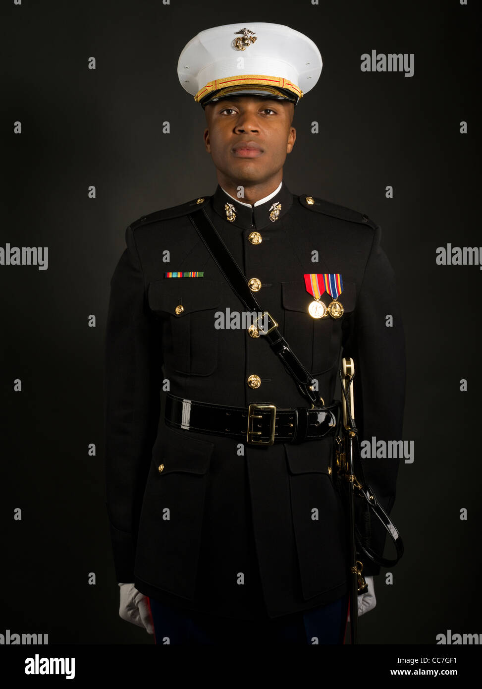 Officier du Corps des Marines des États-Unis en robe bleu uniforme 'A' y compris les rubans médailles gants blancs, casernes couvercle ( hat ) sword Banque D'Images