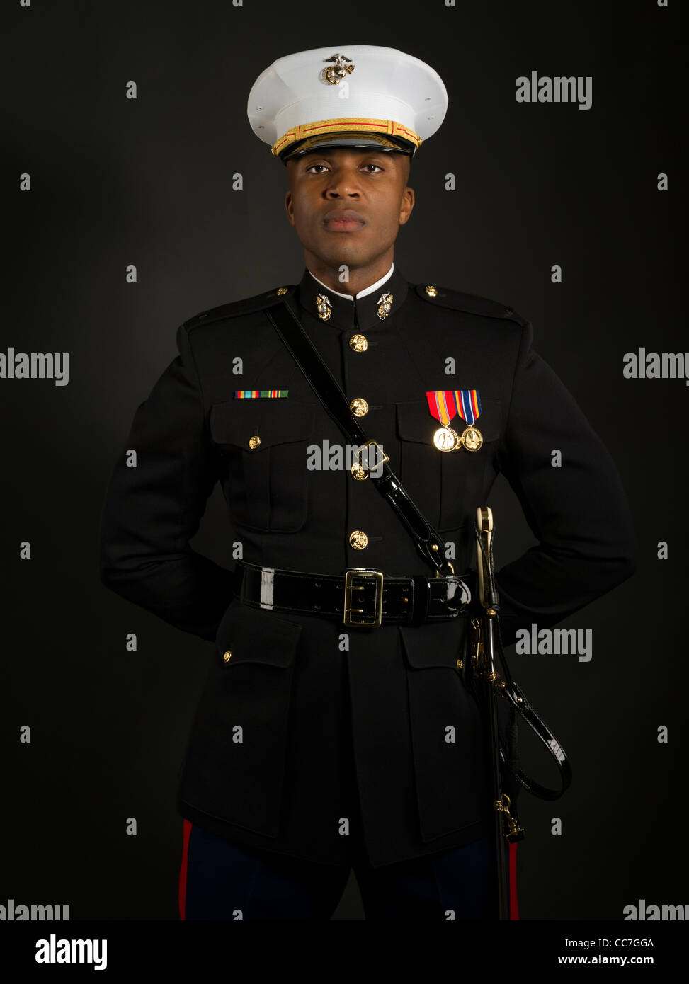 Officier du Corps des Marines des États-Unis en robe bleu uniforme 'A' y compris les rubans médailles gants blancs, casernes couvercle ( hat ) sword Banque D'Images