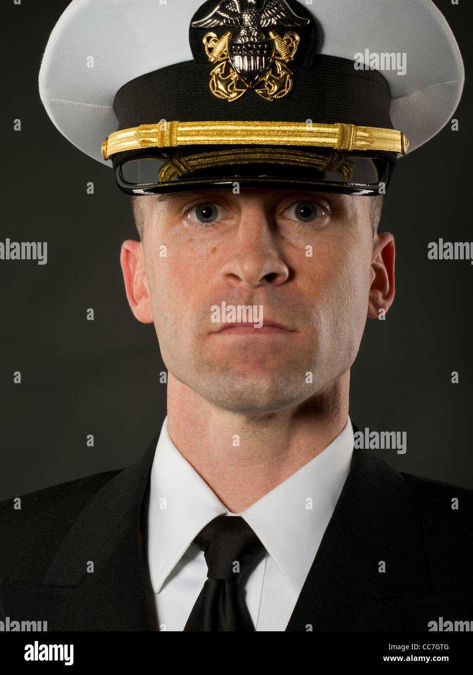 United States Navy Officer en tenue de service uniformes bleus avec combinaison couvercle ( hat ) Banque D'Images