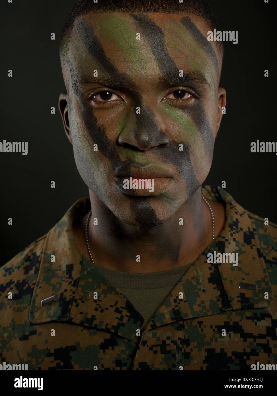 Officier du Corps des Marines des États-Unis en uniforme de camouflage  digital MARPAT camo et la peinture pour le visage Photo Stock - Alamy