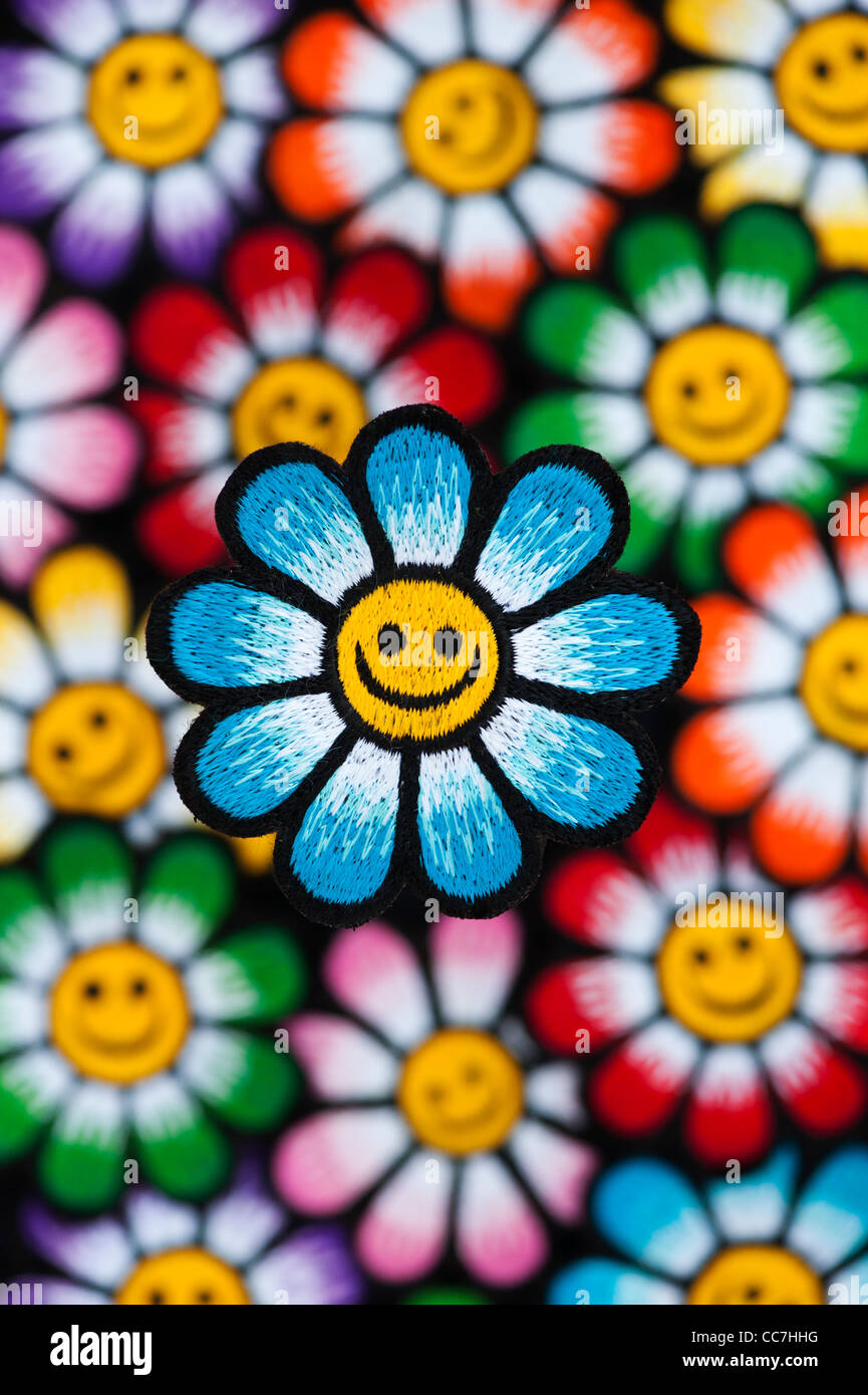 Fer à repasser la broderie sur les correctifs de smiley fleurs multicolores sur fond noir Banque D'Images