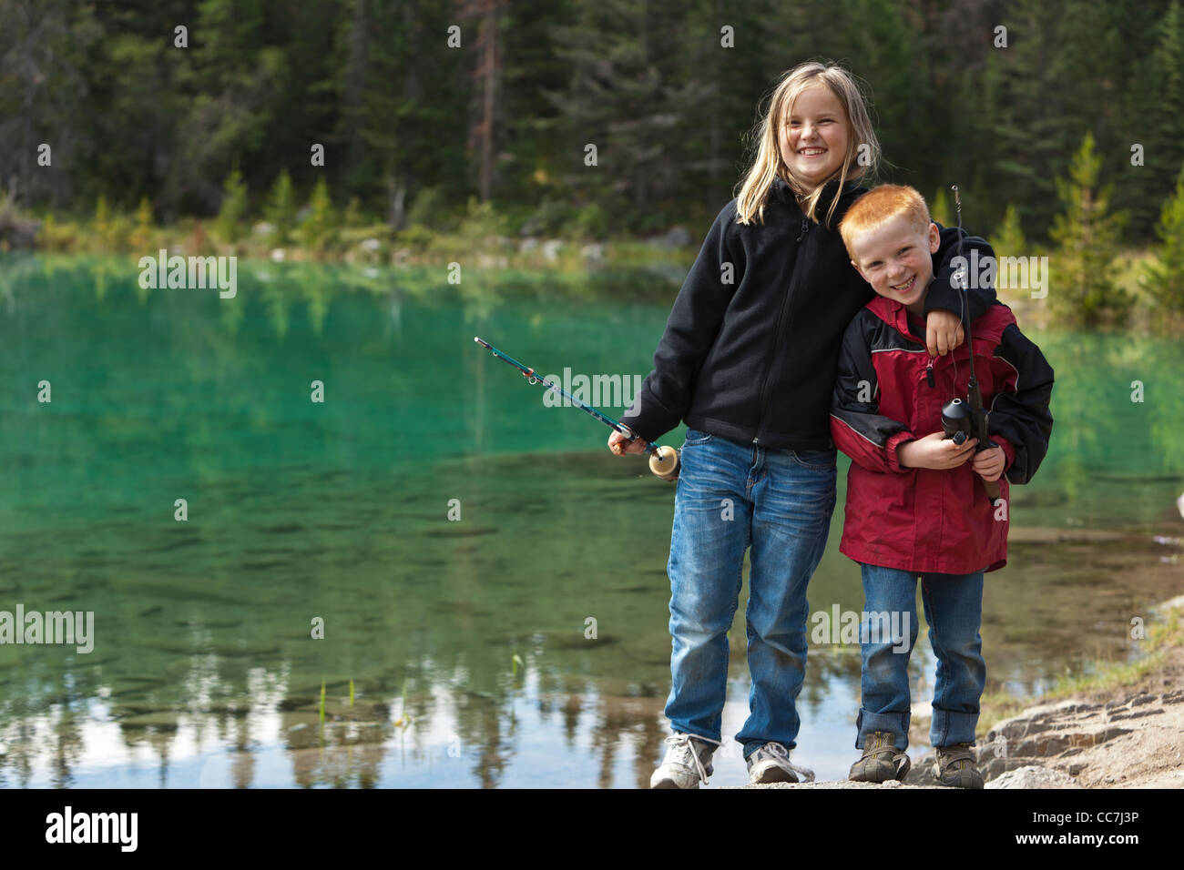 Frère et soeur de la pêche dans la vallée des cinq lacs Banque D'Images