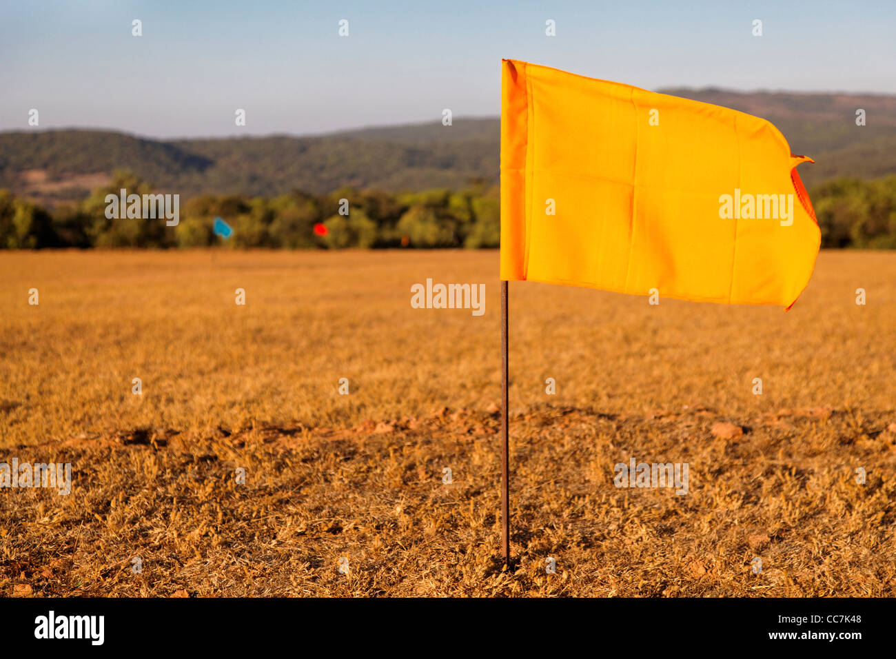 Paysage pittoresque sur une plage d'entraînement de golf en Inde, des drapeaux colorés à 100 mètres de l'espace des cultures et des marqueurs copy space Banque D'Images