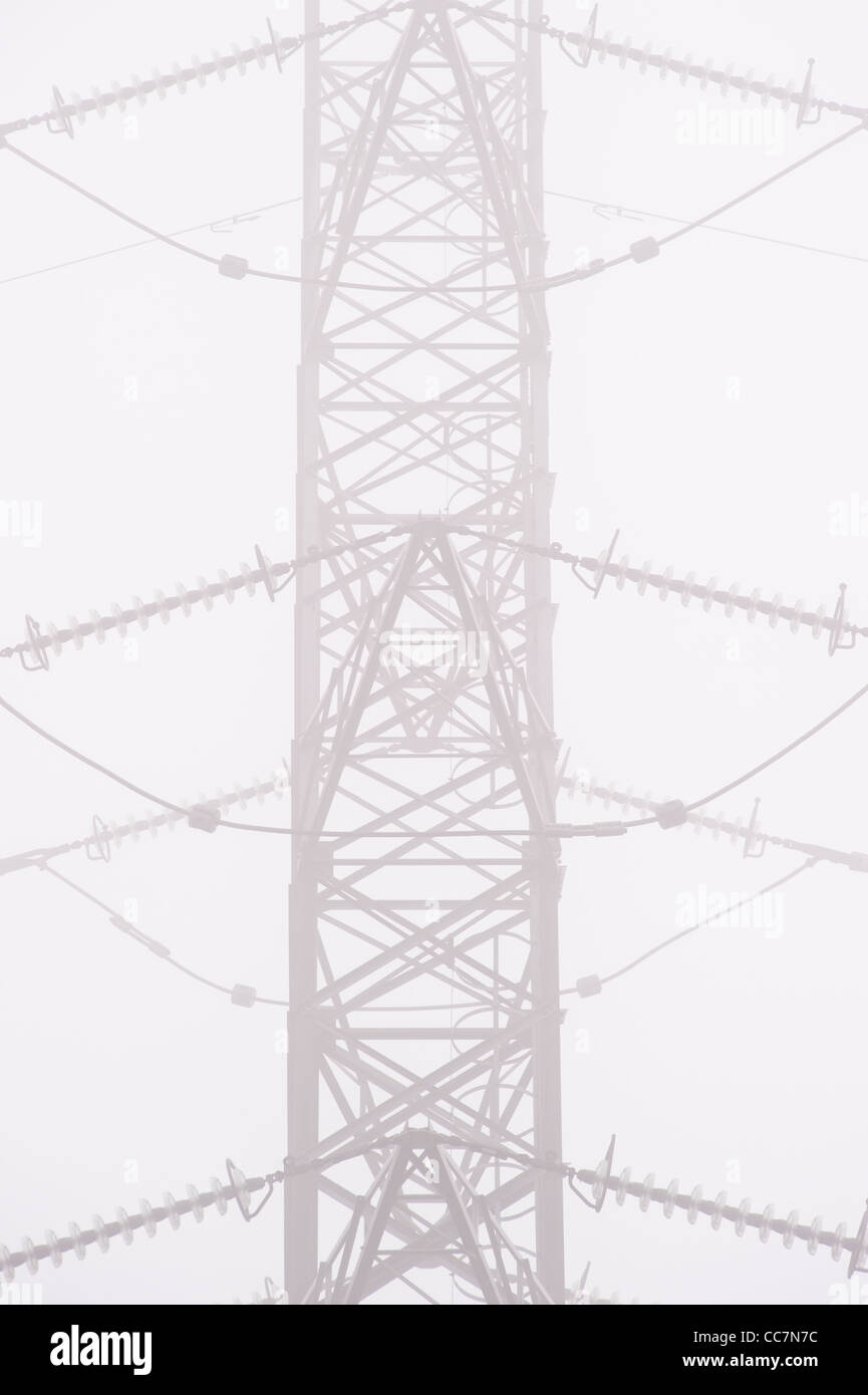 Pylône électrique dans le brouillard Banque D'Images