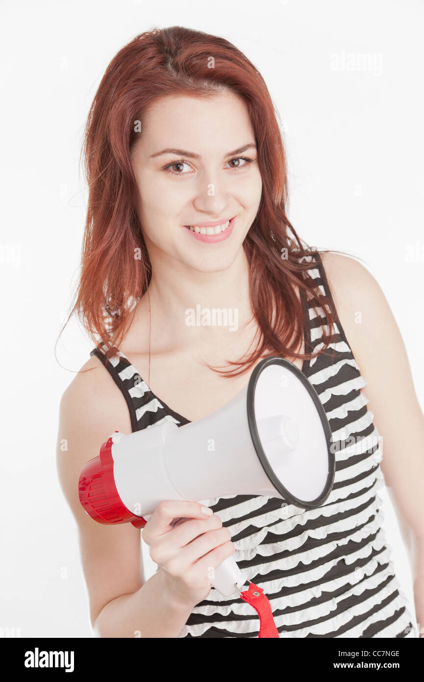 Jeune femme tenant un mégaphone Banque D'Images