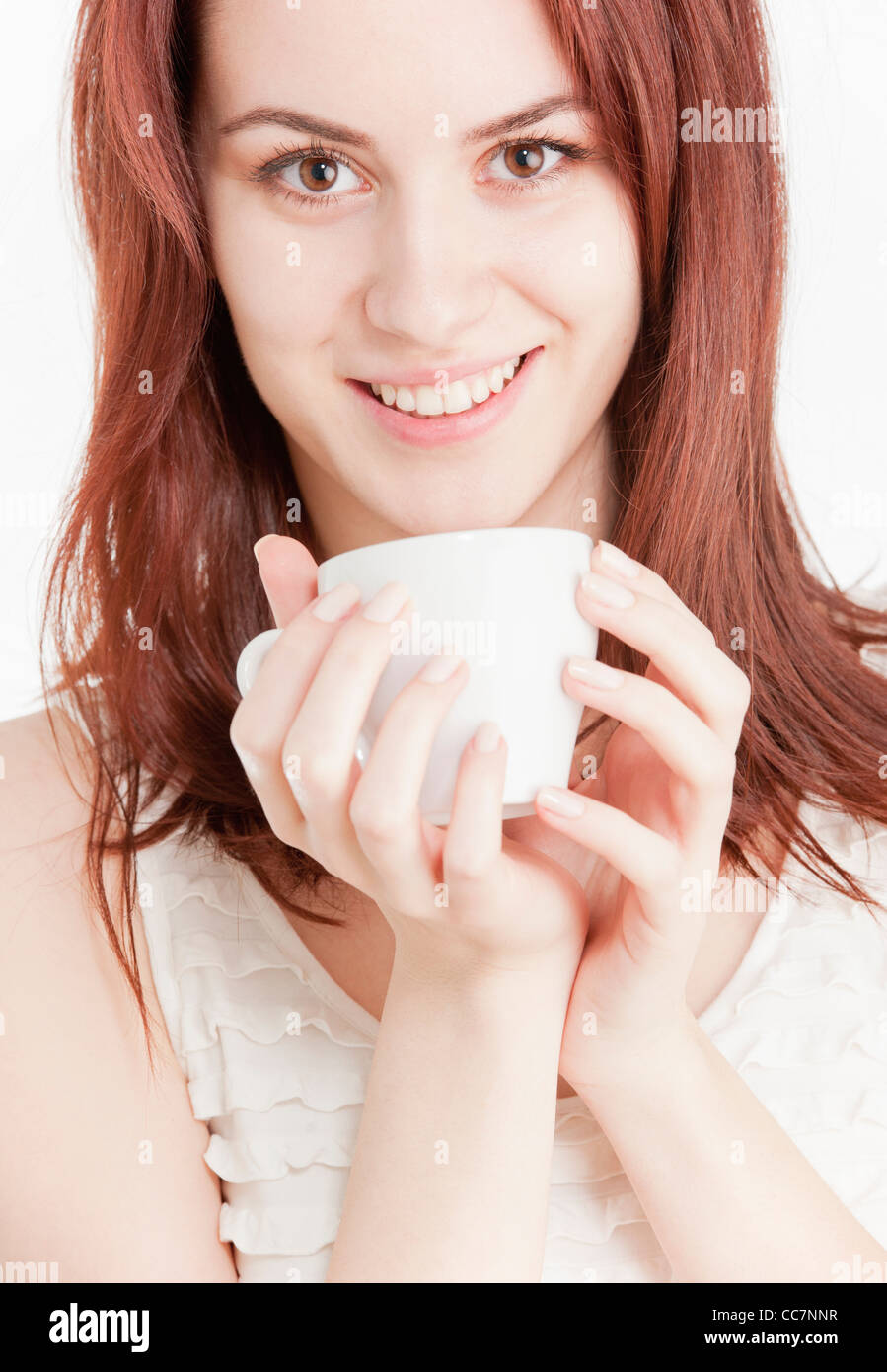 Jeune femme tenant une tasse blanche Banque D'Images