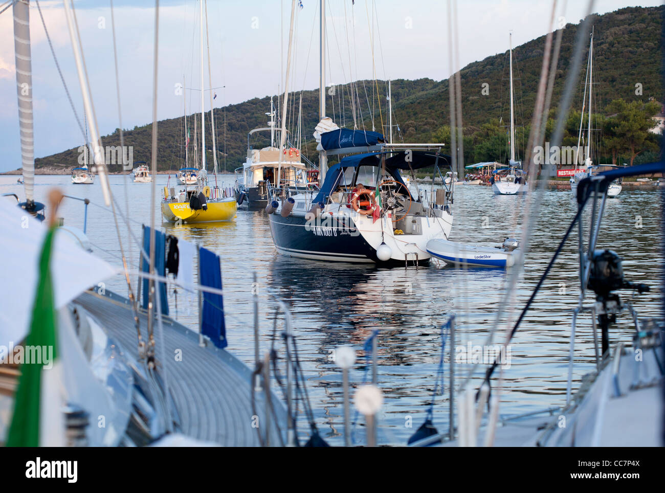 Voiliers ancrés dans la baie. La mer Adriatique Croatie l'île de Ilovik Banque D'Images Voiliers ancrés dans la baie. La mer Adriatique Croatie l'île de Ilovik Banque D'Images