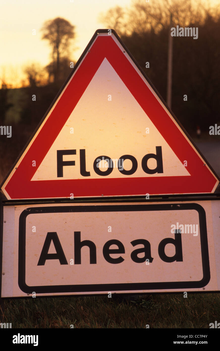 Roadsign avertissement de crue en route près de Leeds Yorkshire UK Banque D'Images