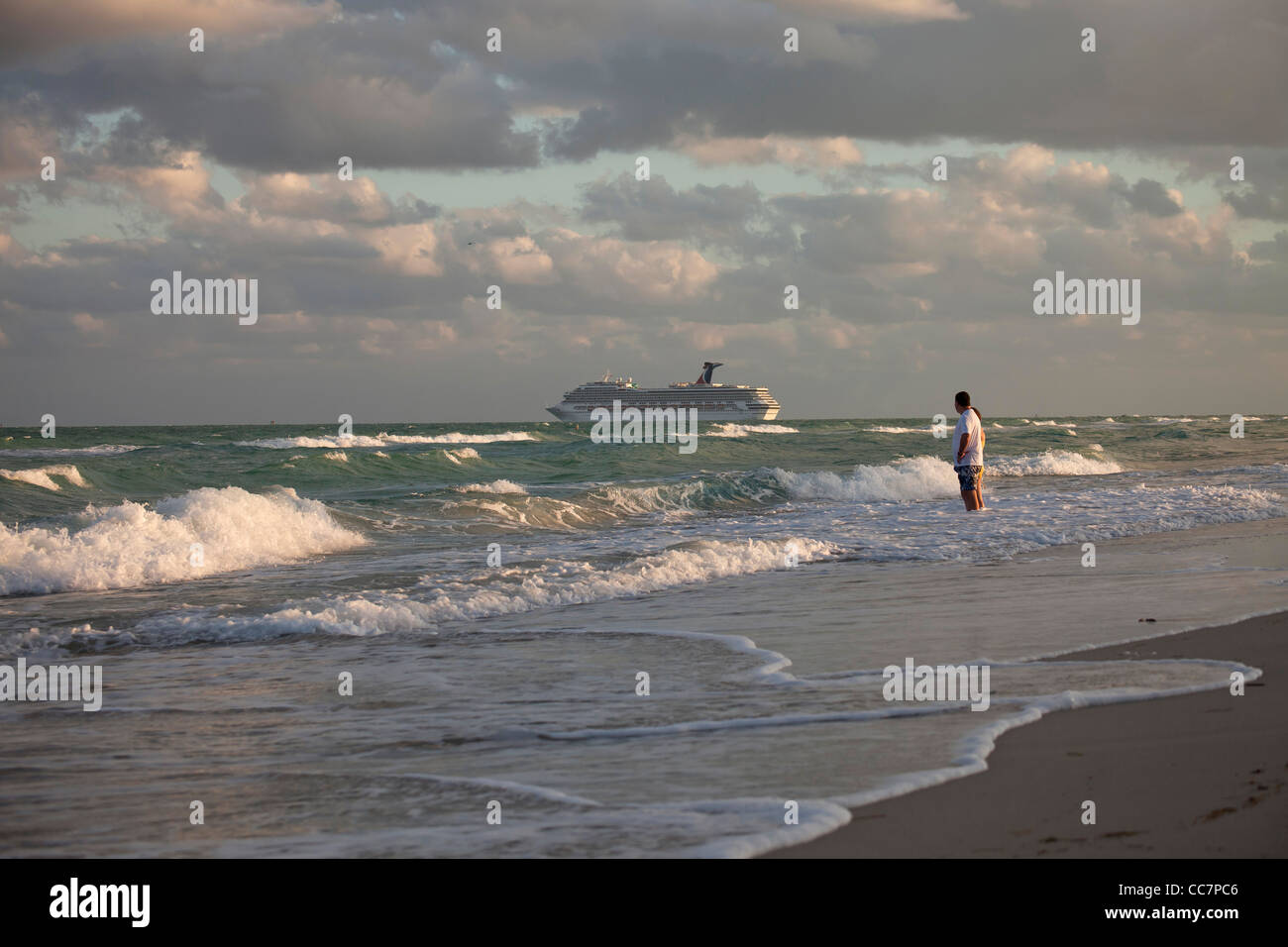 Au départ de bateau de croisière Carnival Liberty et la plage à South Beach, Miami, Floride, USA Banque D'Images