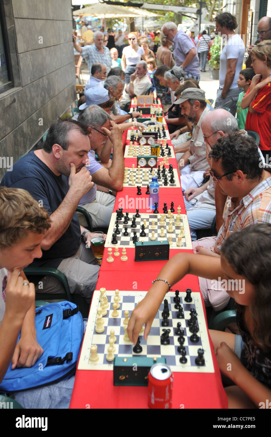 Mallorcans jouer aux échecs en Soller Banque D'Images