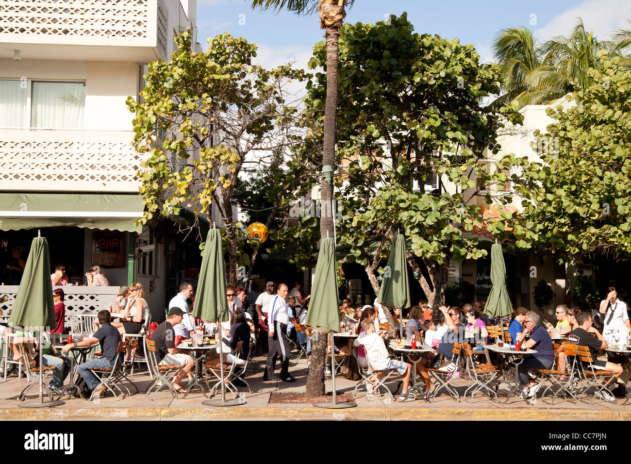 Rue animée cafe sur Ocean Drive à South Beach, Miami, Floride, USA Banque D'Images