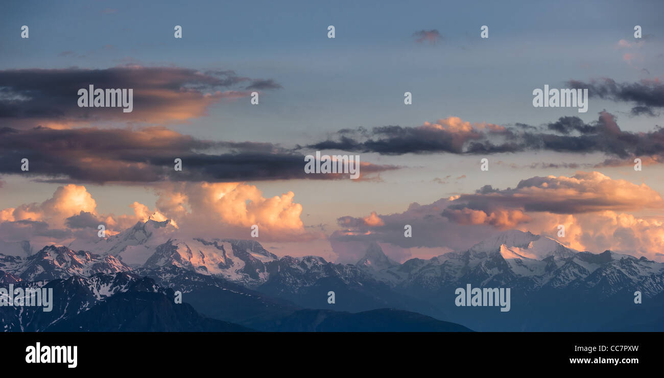 Panorama de Dom, le Cervin et le Weisshorn pics de montagne au coucher du soleil. Vue du Bettmerhorn, Valais, Suisse Banque D'Images
