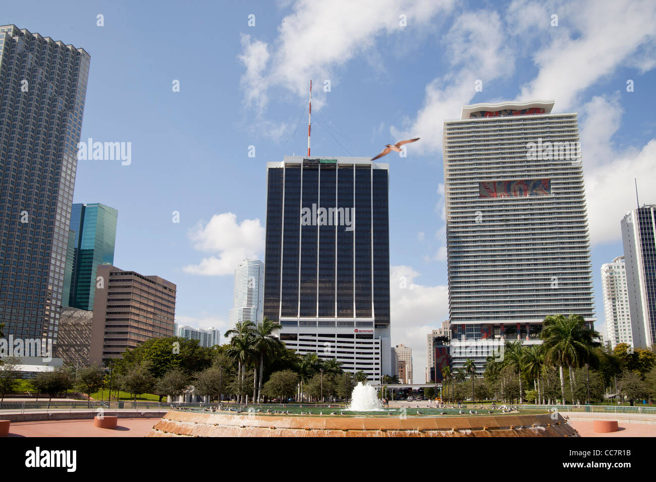 Skyscraper et fontaine à Bayfront Park, centre-ville de Miami, Floride, USA Banque D'Images