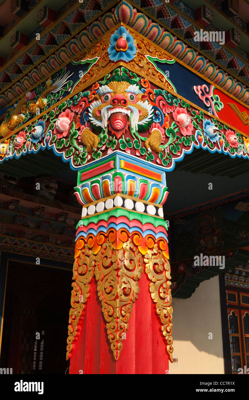 L'Inde, de l'Arunachal Pradesh, Dirang colorés, pilier de tout nouveau Gompa bouddhiste porte Banque D'Images