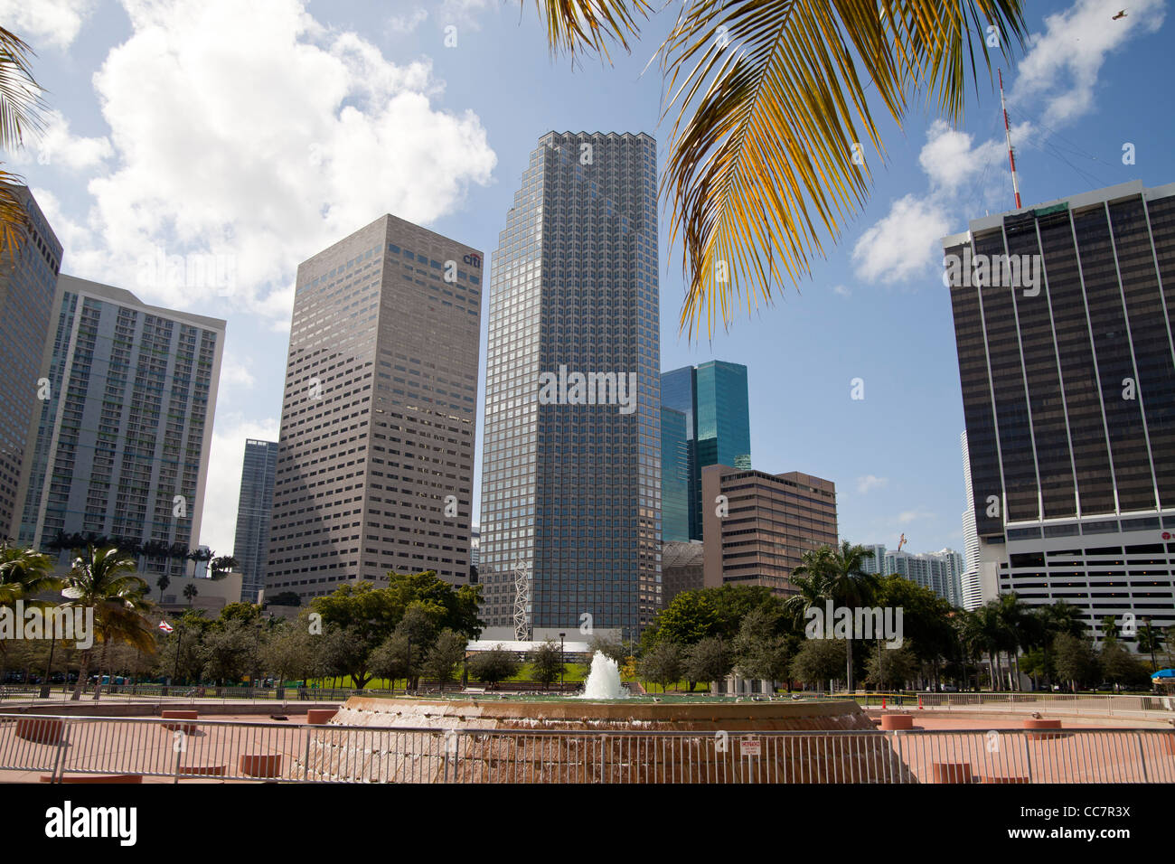 Skyscraper et fontaine à Bayfront Park, centre-ville de Miami, Floride, USA Banque D'Images