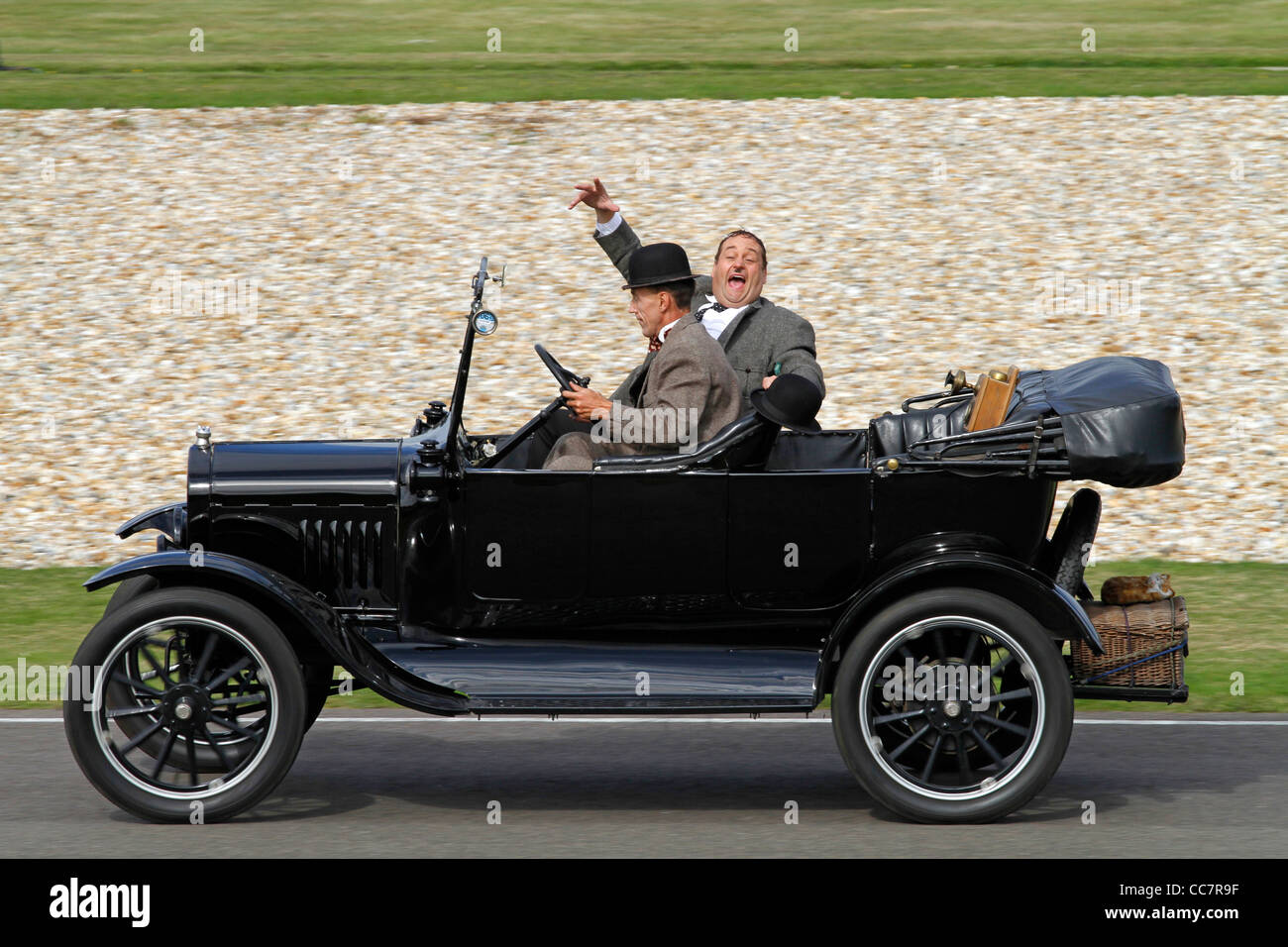POLISTIL 1/25 LAUREL et HARDY en voiture Ford T - FR