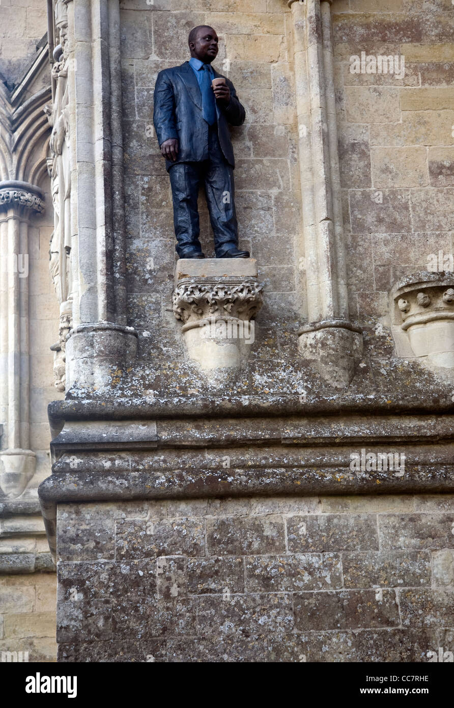 Homme avec tasse artwork par Sean Henry la cathédrale de Salisbury, Wiltshire, Angleterre Banque D'Images