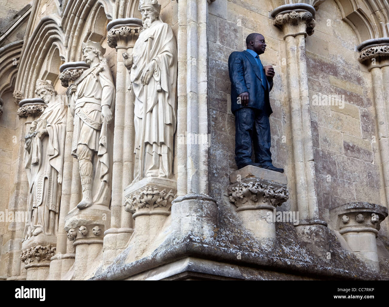 Homme avec tasse artwork par Sean Henry la cathédrale de Salisbury, Wiltshire, Angleterre Banque D'Images Homme avec tasse artwork par Sean Henry la cathédrale de Salisbury, Wiltshire, Angleterre Banque D'Images