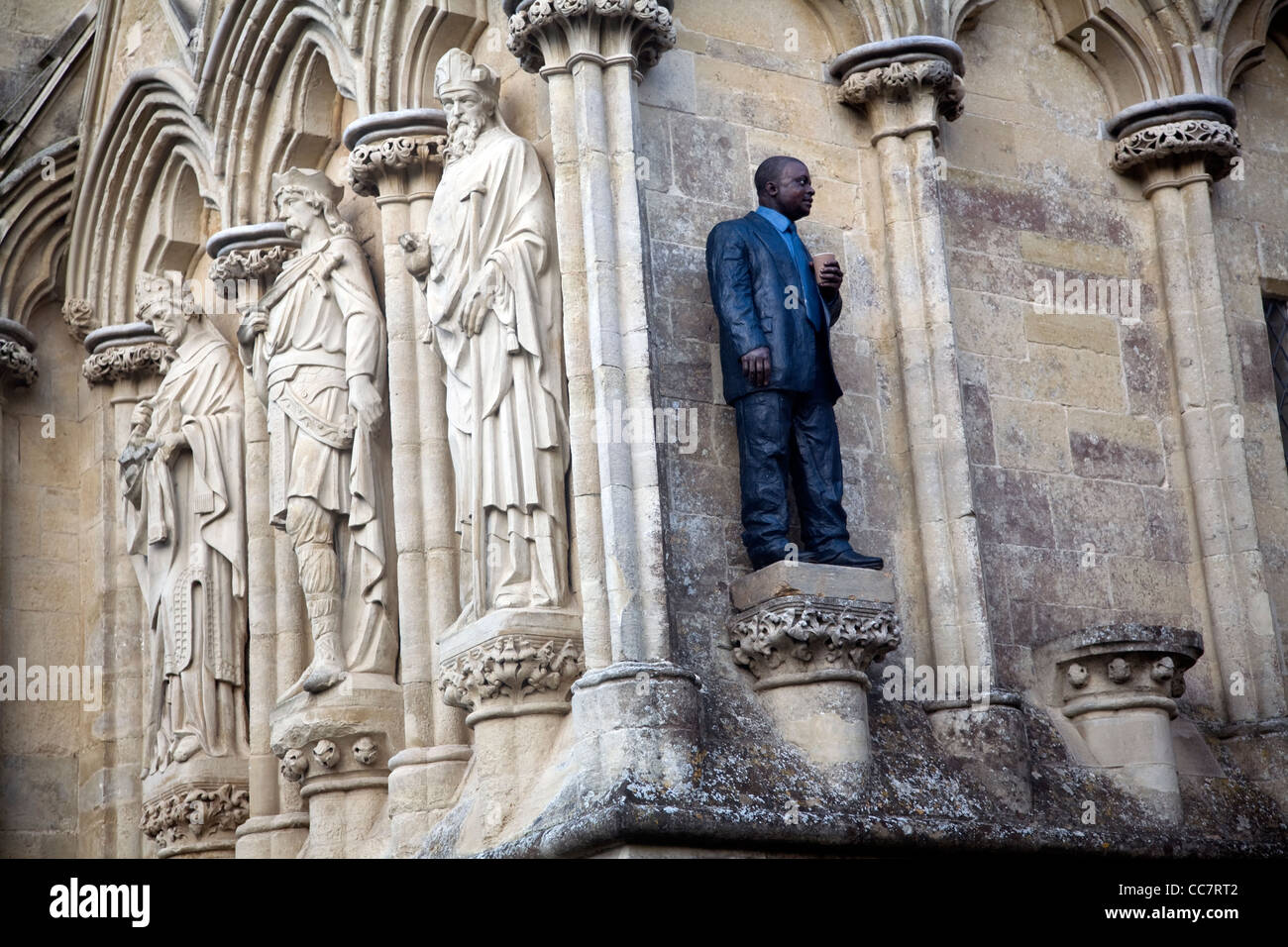 Homme avec tasse artwork par Sean Henry la cathédrale de Salisbury, Wiltshire, Angleterre Banque D'Images