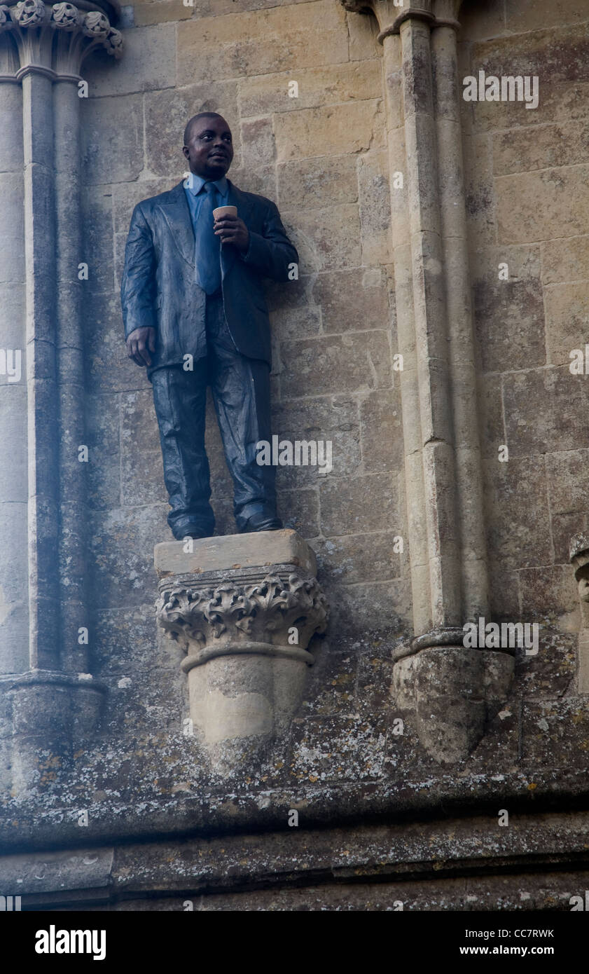 Homme avec tasse artwork par Sean Henry la cathédrale de Salisbury, Wiltshire, Angleterre Banque D'Images