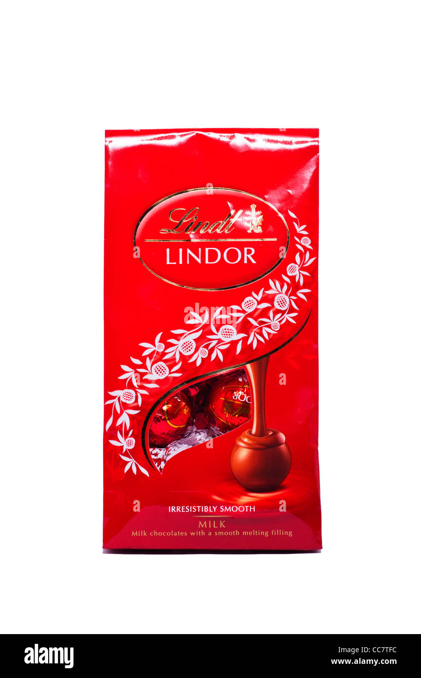 Un paquet de chocolats chocolat au lait Lindt Lindor sur fond blanc Banque D'Images