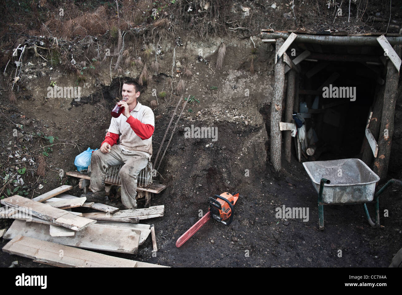 Un mineur d'illégale la maison en face de l'entrée de la mine illégale près de la ville de Zenica, en Bosnie centrale. Banque D'Images
