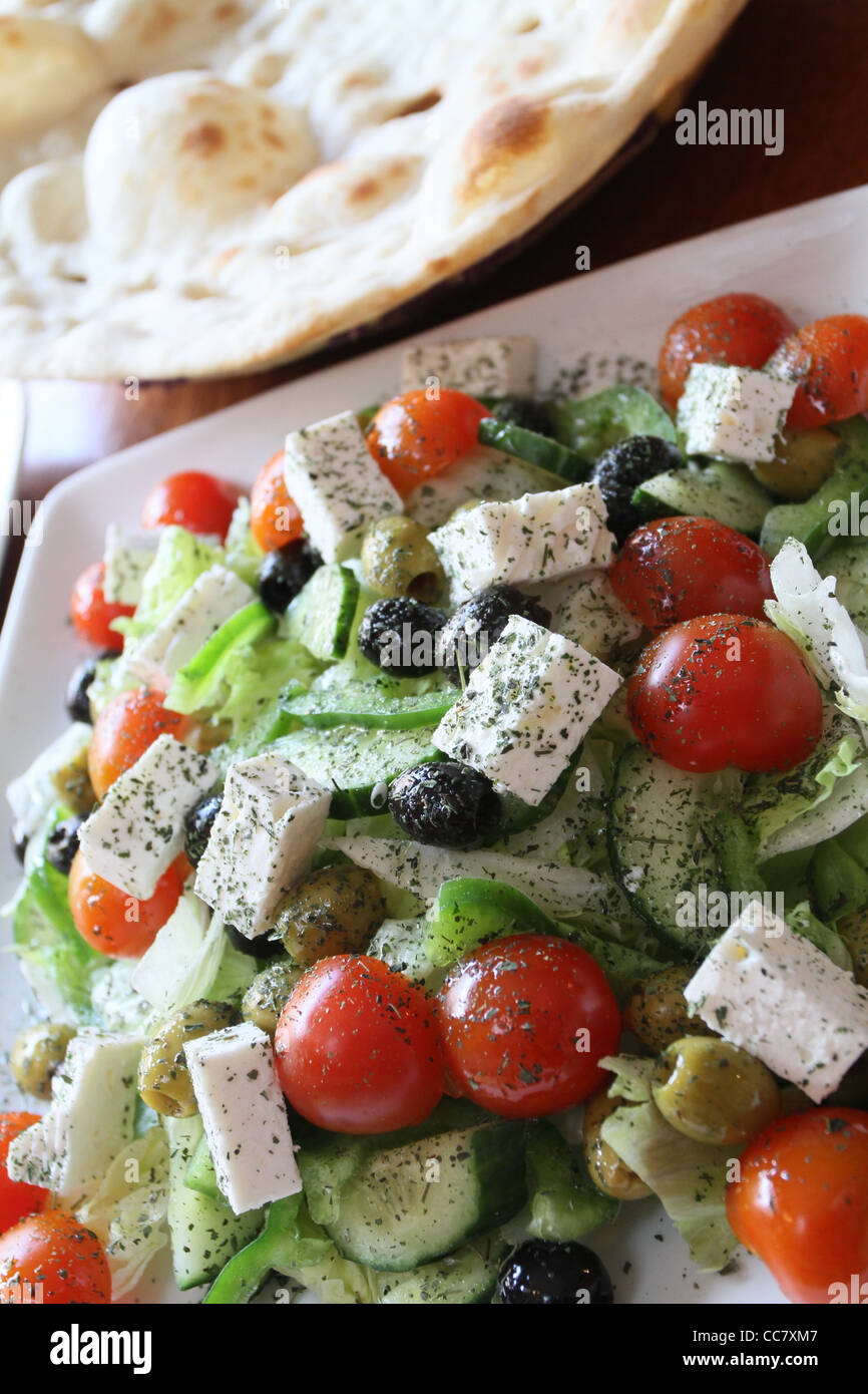 La Feta salade d'olive et servi avec du pain plat du Moyen Orient Banque D'Images