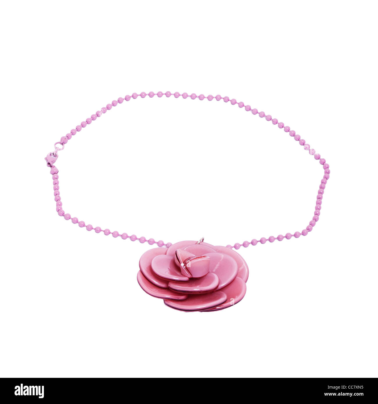 Un collier de forme rose sur fond blanc Banque D'Images