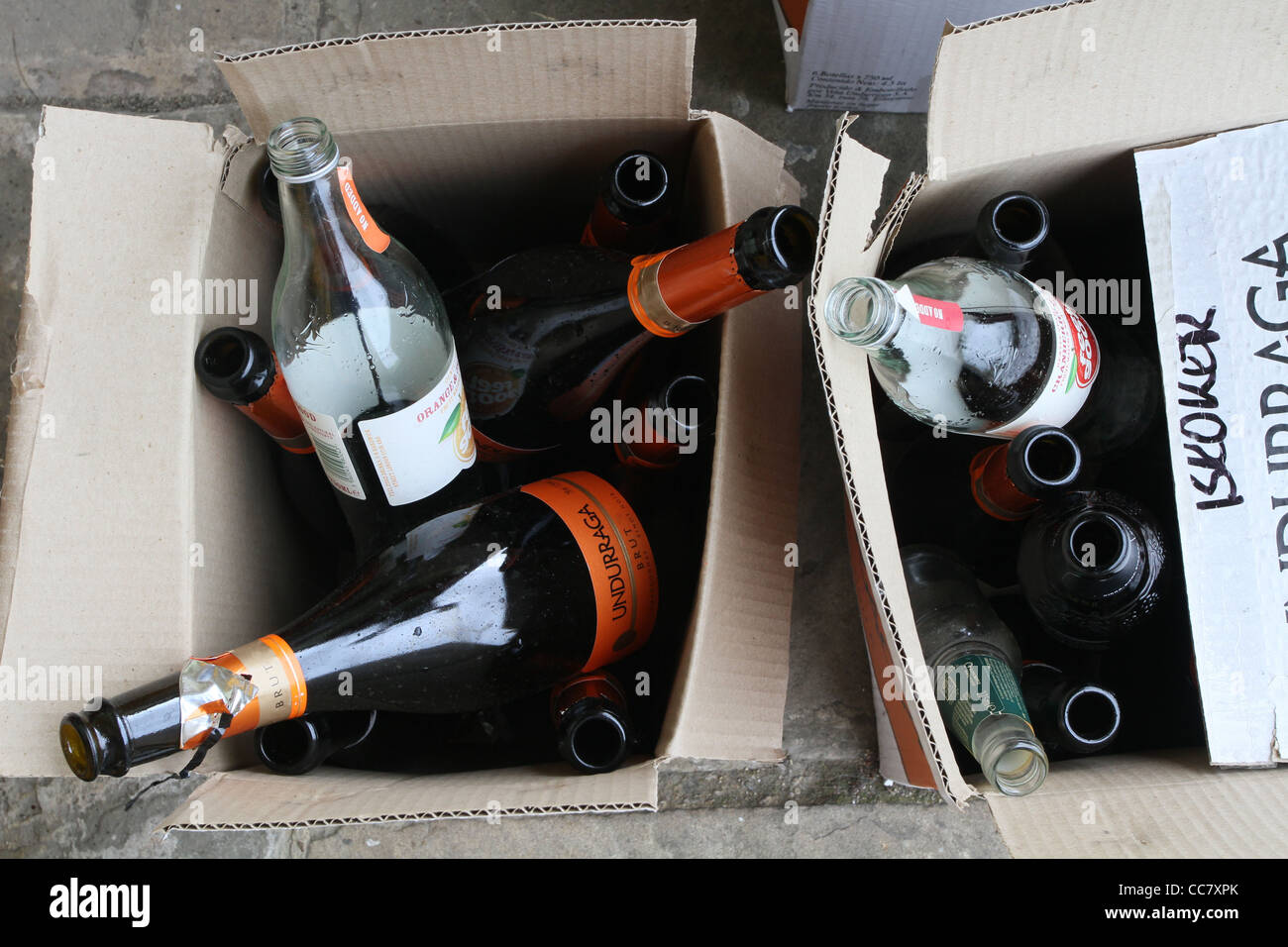 Bouteilles de vin vides Banque de photographies et d’images à haute résolution Alamy