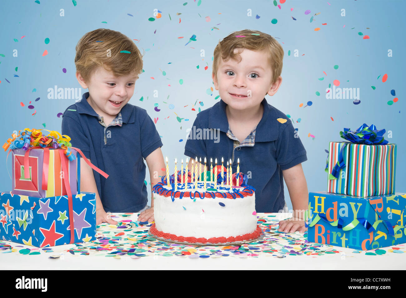 Des Jumeaux Avec Gateau D Anniversaire Et Presente Photo Stock Alamy Des Jumeaux Avec Gateau D Anniversaire Et Presente Photo Stock Alamy