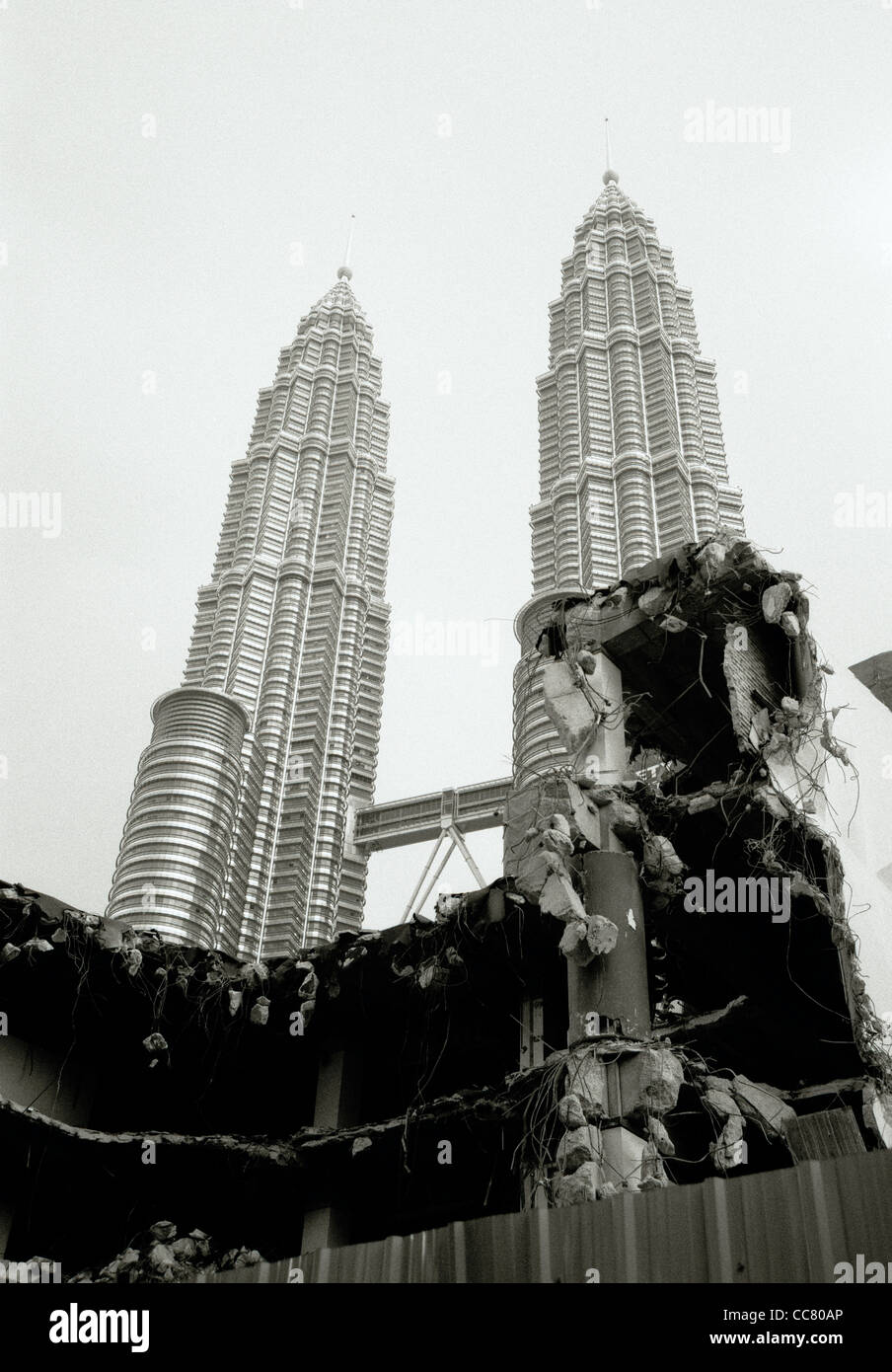 L'architecture moderne. Les tours jumelles Petronas à Kuala Lumpur en Malaisie en Asie du sud-est. Banque D'Images