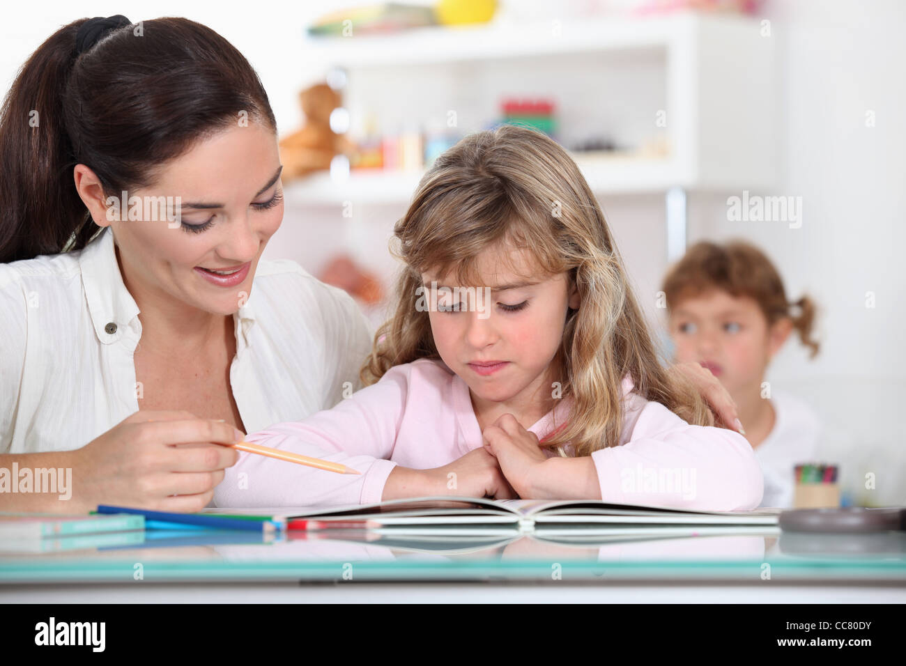 Enseignant du primaire avec jeune fille Banque D'Images