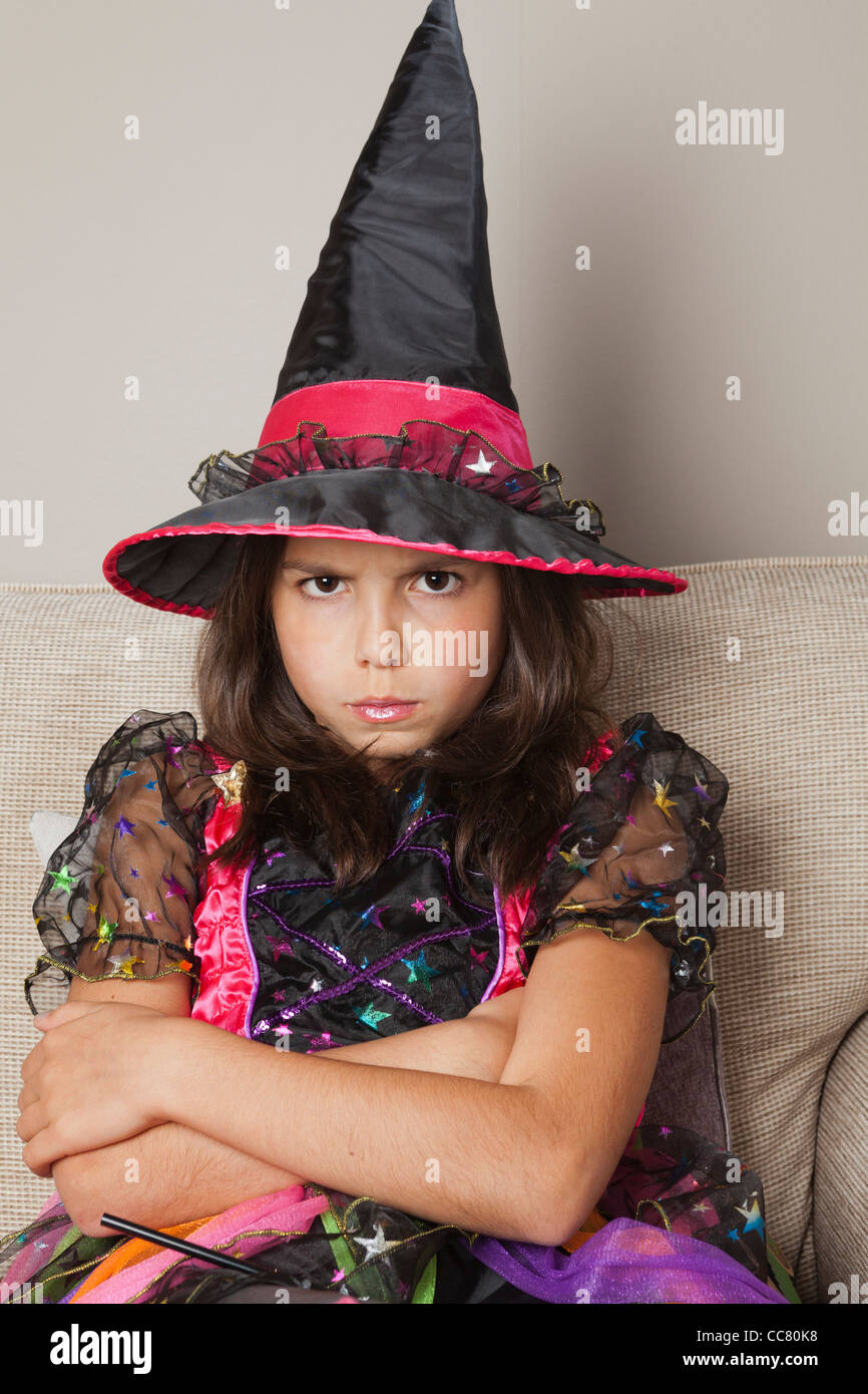 Jeune fille,10 ans dans un costume de sorcière Banque D'Images